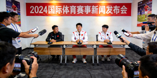 体育新闻发布会现场 - 记者与运动员互动